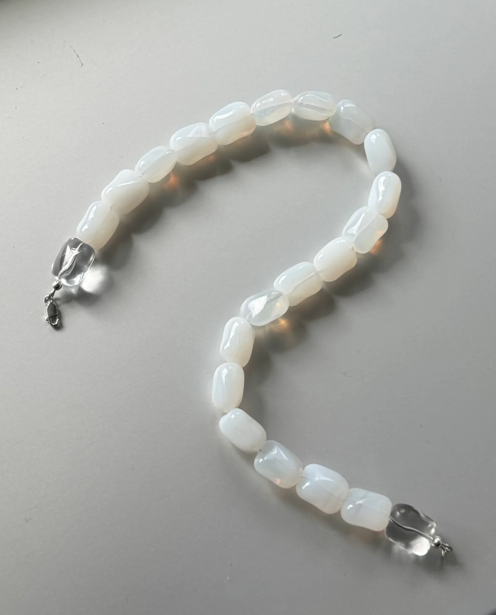 A piece crafted from hand-shaped milky glass beads with a soft cube-like form

Glass beads 
Sterling silver hardware

41 cm length

Handcrafted in Berlin
