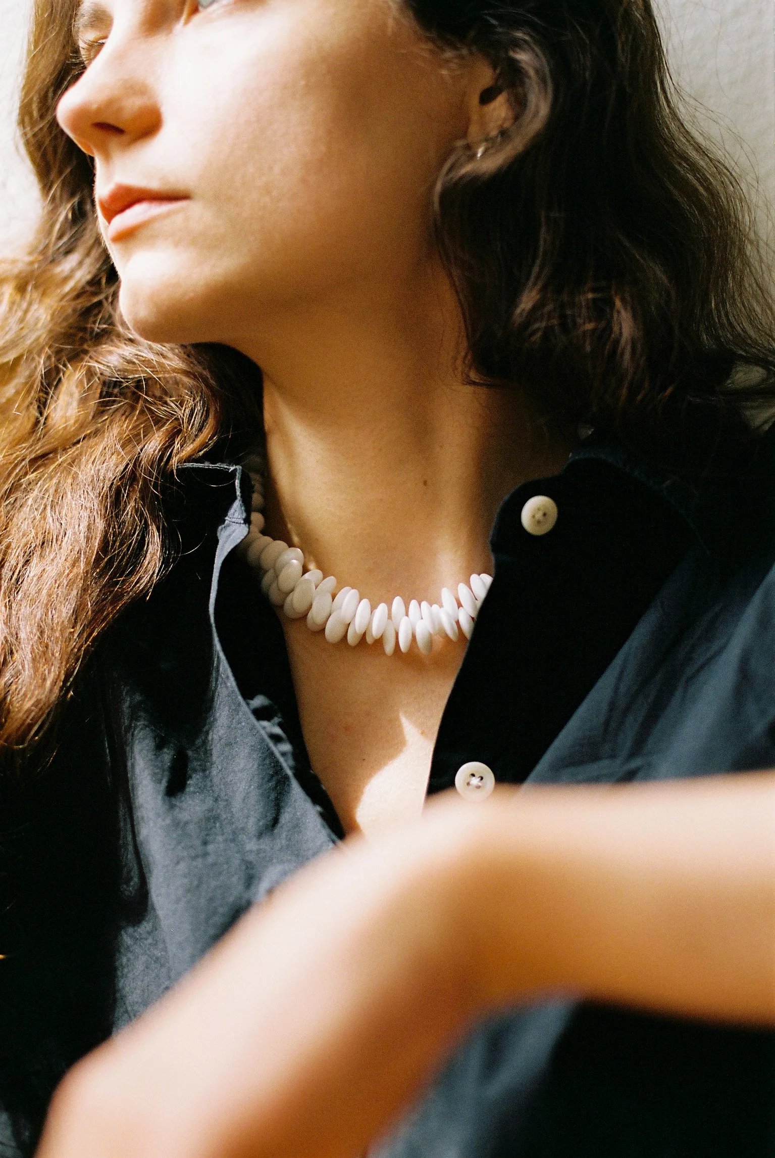 Necklace featuring transparent disc-shaped beads with a smooth, glossy finish
Glass beads
Sterling silver hardware
41 cm length
Handcrafted in Berlin