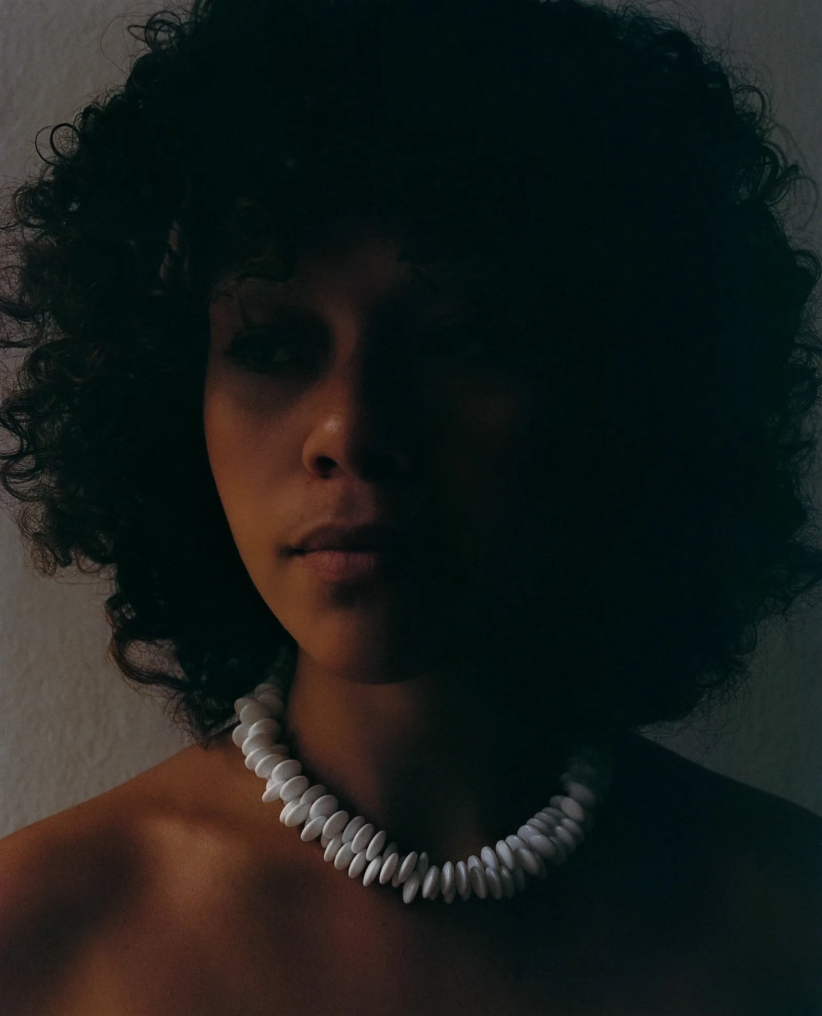 Necklace featuring transparent disc-shaped beads with a smooth, glossy finish
Glass beads
Sterling silver hardware
41 cm length
Handcrafted in Berlin
