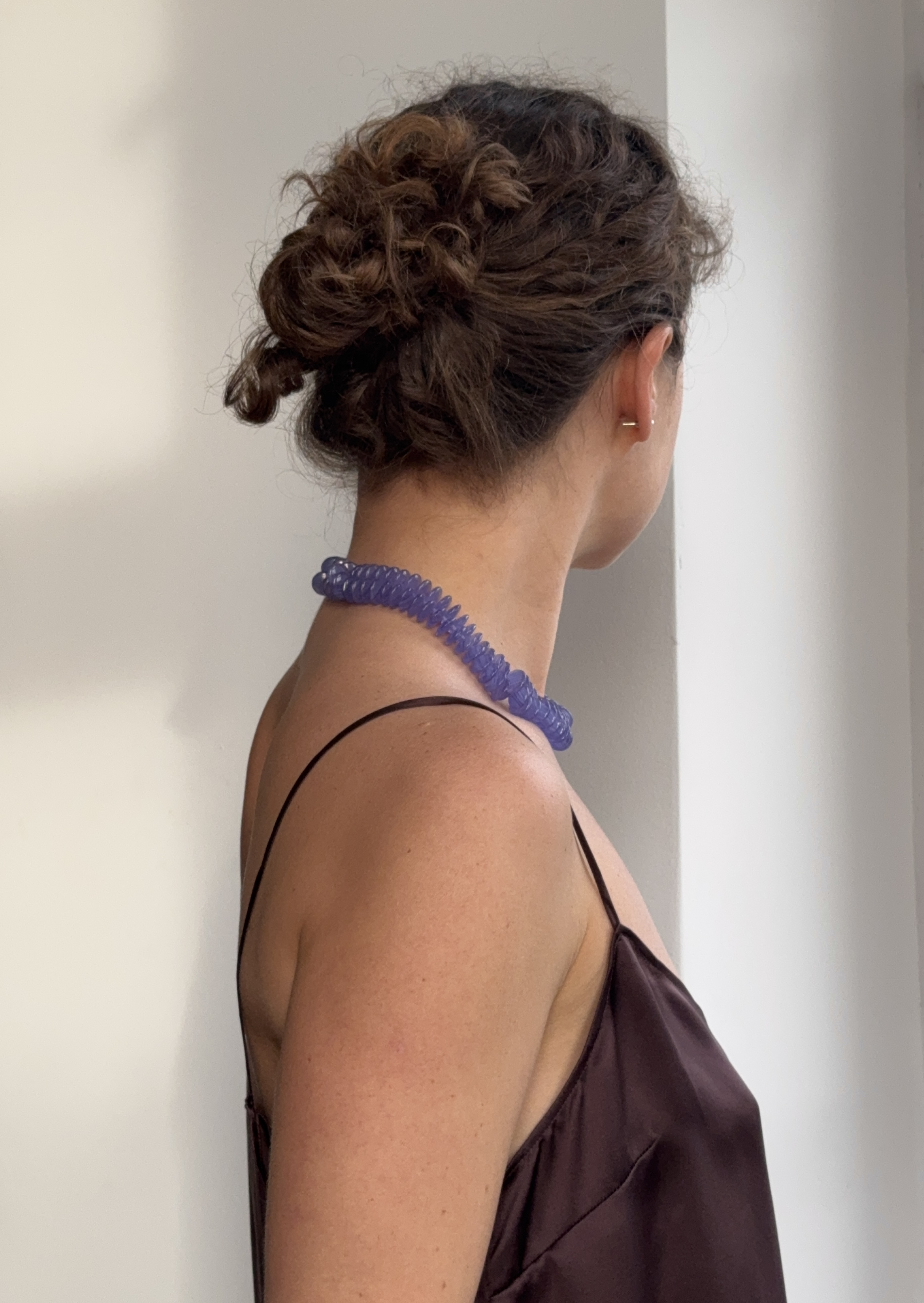 Necklace featuring translucent violet disc-shaped beads with a smooth, glossy finish
Glass beads
Sterling silver hardware
41 cm length
Handcrafted in Berlin