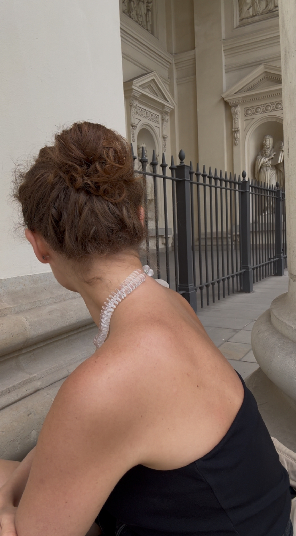 Necklace featuring transparent disc-shaped beads with a smooth, glossy finish
Glass beads
Sterling silver hardware
41 cm length
Handcrafted in Berlin