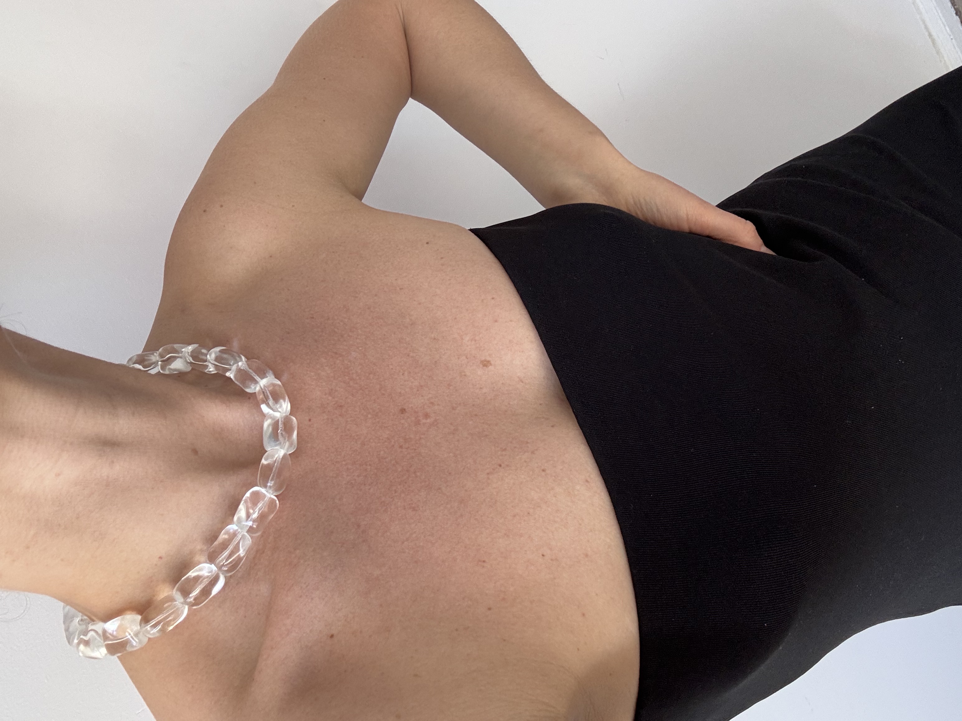 A piece crafted from hand-shaped clear glass beads with a soft cube-like form

Glass beads 
Sterling silver hardware

41 cm length

Handcrafted in Berlin