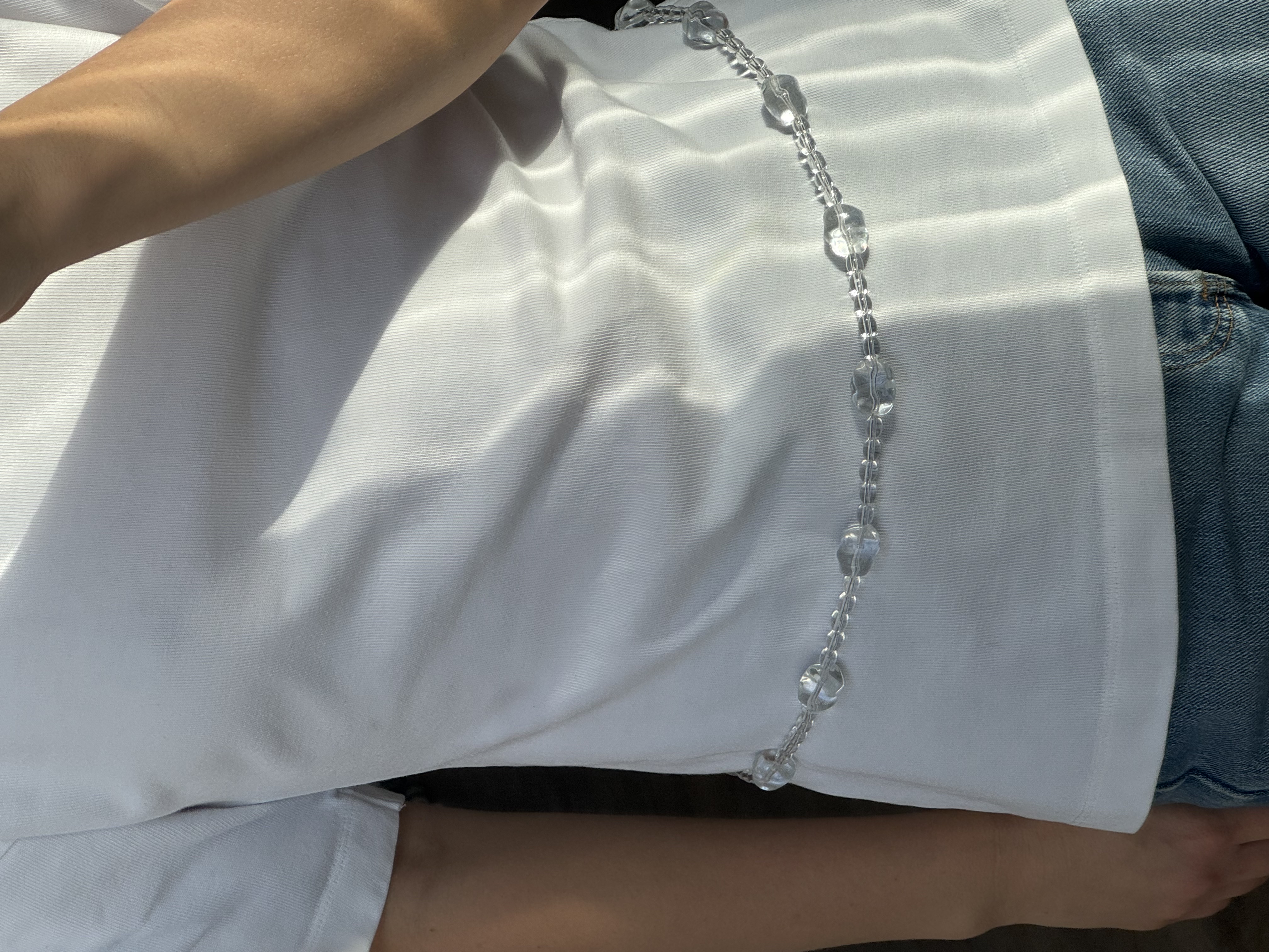 Body chain made of transparent clear beads with evenly spaced accent beads. Lightweight and adjustable, designed to be worn around the waist over clothing or on bare skin.
Glass beads
Sterling silver hardware
42 cm length
Handmade in Berlin