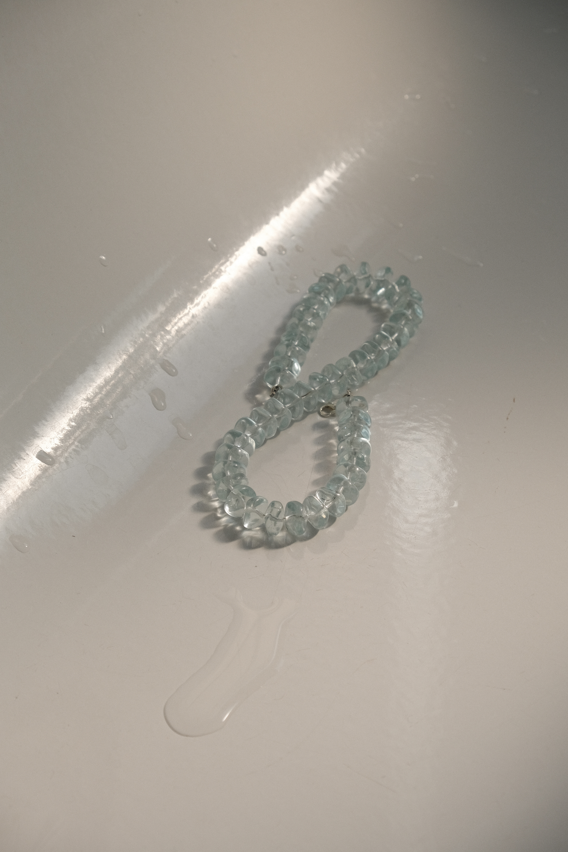 This necklace is made from translucent glass beads in a bottle-green tone

Bottle green glass beads 
Sterling silver hardware

42 cm length

Handcrafted in Berlin