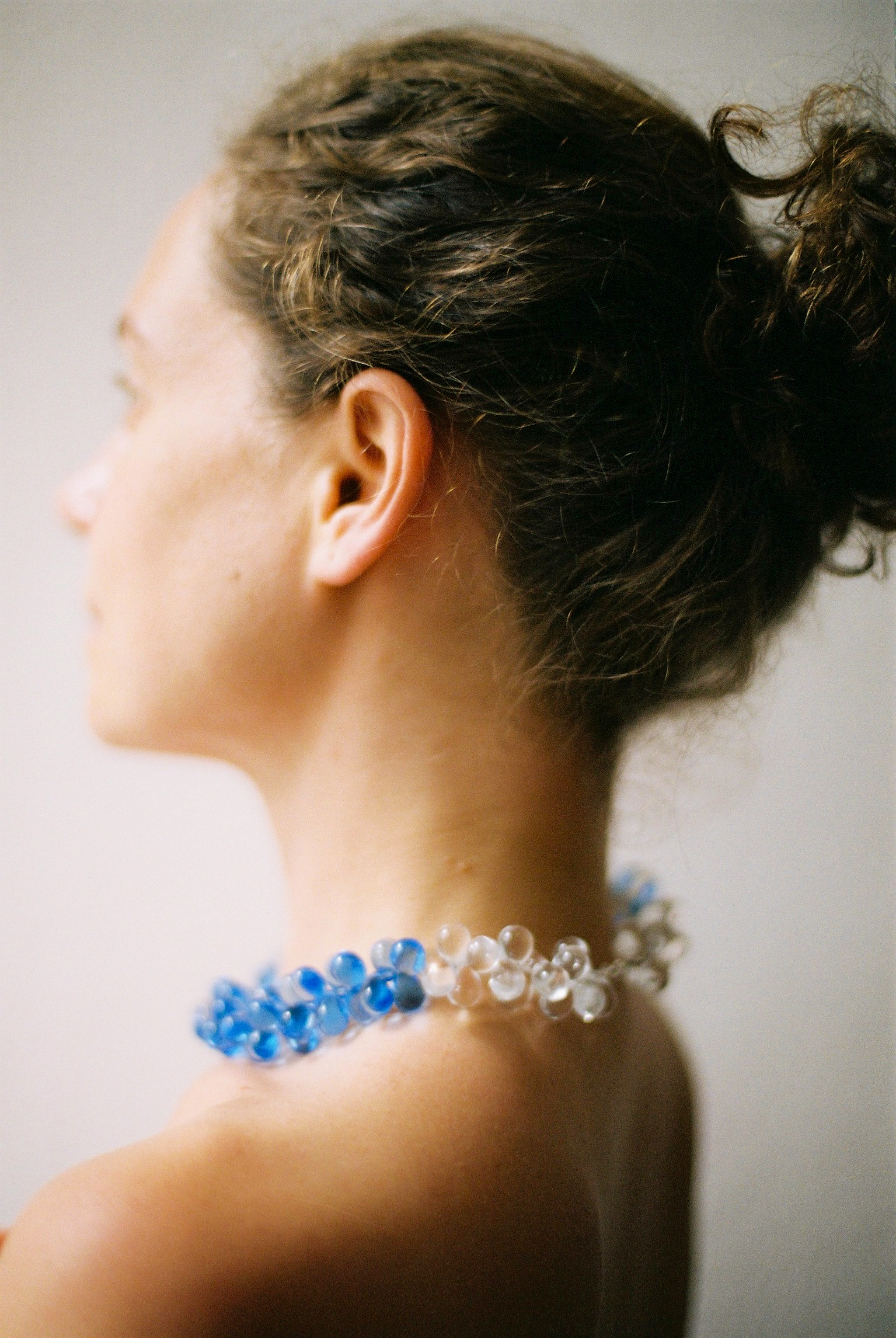 Choker-style necklace made of translucent blue round beads in ocean-inspired shades. The shape of the beads creates a layered effect while remaining a single strand.
Glass beads
Sterling silver hardware
43 cm length
Handcrafted in Berlin